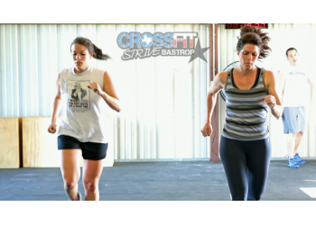 Девушки CrossFit бегут